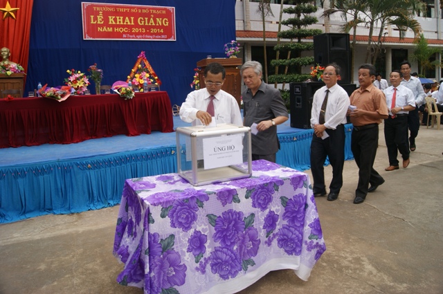 Các đại biểu quyên góp cho quỹ 