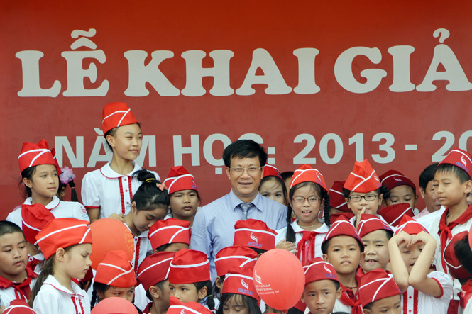 Đồng chí Lương Ngọc Bính, Uỷ viên TW Đảng, Bí thư Tỉnh ủy, Chủ tịch HĐND tỉnh với các em học sinh trường Chu Văn An.