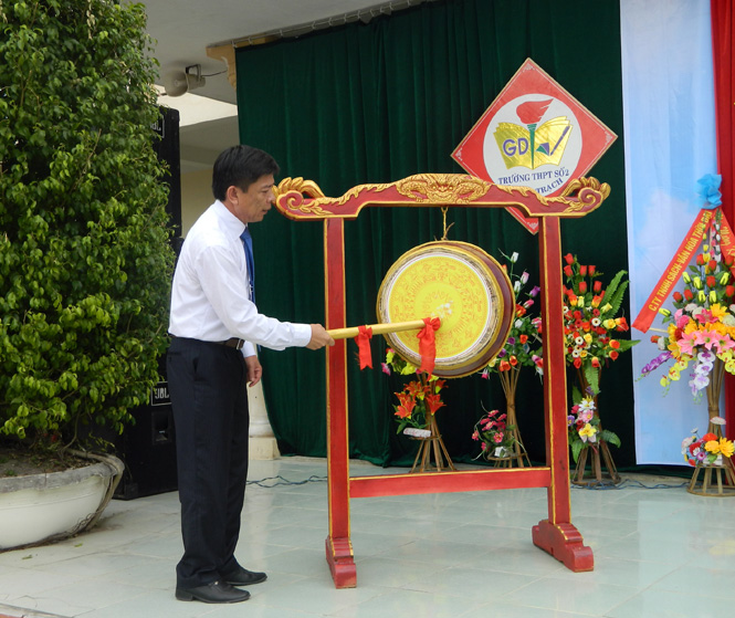Đồng chí Nguyễn Hữu Hoài, Phó Bí thư Tỉnh uỷ, Chủ tịch UBND tỉnh đánh trống khai giảng năm học mới tại Trường THPT số 2 Quảng Trạch.