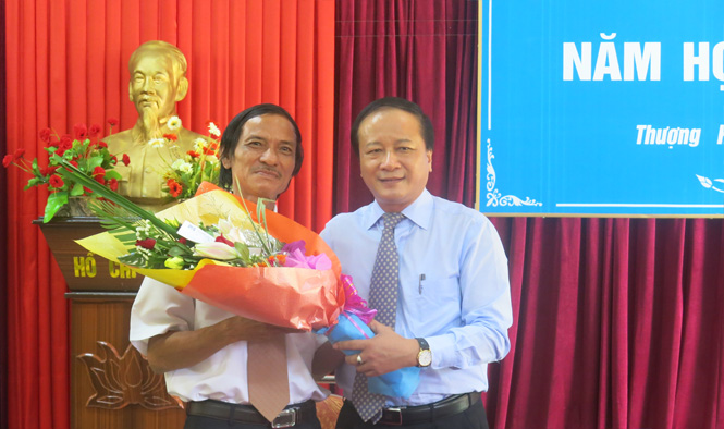 Đồng chí Trần Văn Tuân, Uỷ viên Thường vụ Tỉnh ủy, Phó Chủ tịch UBND tỉnh tặng hoa cho Trường THCS Thượng Hóa.