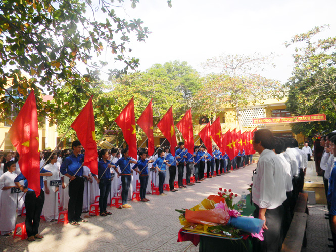 Các thầy cô giáo và học sinh Trường THPT Lệ Thủy trong lễ khai giảng năm học 2013-2014.