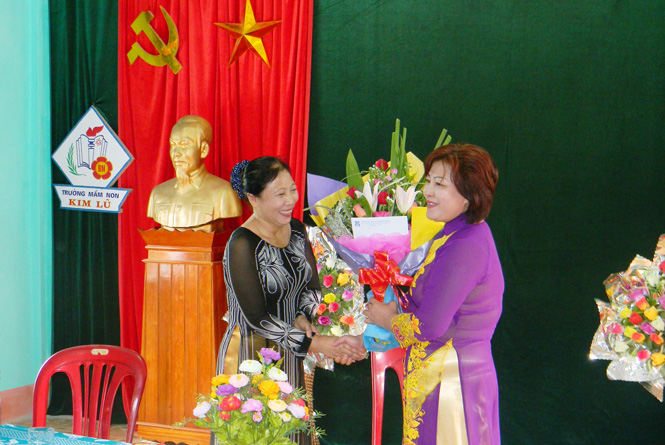 Đồng chí Nguyễn Thị Thanh Hương tặng hoa chúc mừng Trường Mầm non Kim Lũ nhân dịp khai giảng năm học mới 2013-2014.