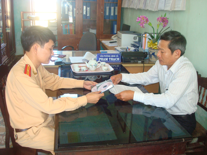 Phòng CSGT Công an tỉnh phát băng đĩa tuyên truyền cho các xã.