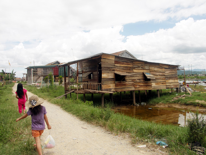 Trong làng không còn đất ở nên những căn nhà mới phải cất lên sát bên bờ sông.