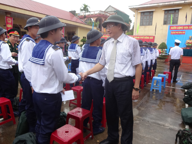 Đồng chí Lương Ngọc Bính, UVBCHTW Đảng, Bí thư Tỉnh ủy, Chủ tịch HĐND tặng quà, động viên tinh thần các tân binh