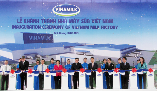 Phó Thủ tướng Chính phủ Hoàng Trung Hải và đại diện lãnh đạo các bộ, ngành Trung ương cắt băng khánh thành Nhà máy sữa Việt Nam.