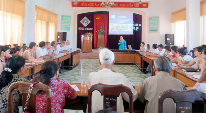 Tập huấn kỹ năng truyền thông, tư vấn và chăm sóc người cao tuổi dựa vào cộng đồng là một trong những hoạt động quan trọng của mô hình