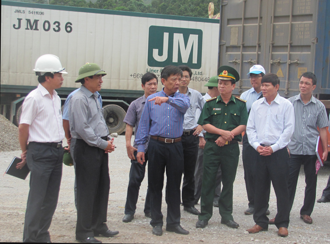  Đồng chí Nguyễn Hữu Hoài, Phó Bí thư Tỉnh uỷ, Chủ tịch UBND tỉnh đang kiểm tra tình hình phương tiện qua lại tại cửa khẩu Quốc tế Cha Lo.