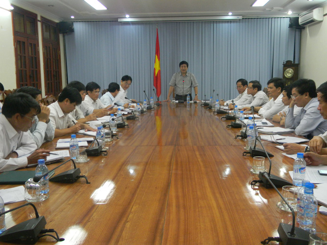 Đồng chí Nguyễn Xuân Quang, Ủy viên Thường vụ Tỉnh ủy, Phó Chủ tịch Thường trực UBND tỉnh phát biểu tại buổi họp.