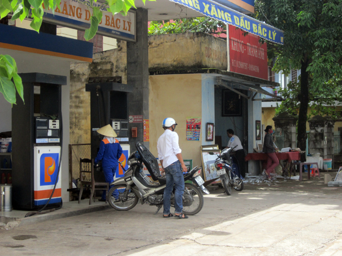 Cây xăng dầu Bắc Lý nằm sát với khu vực dân cư.