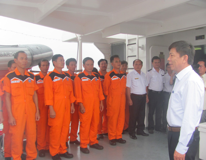 Đồng chí Nguyễn Hữu Hoài, Phó Bí thư Tỉnh uỷ, Chủ tịch UBND tỉnh thăm hỏi cán bộ, thuyền viên tàu SAR 247 tại cảng Gianh.