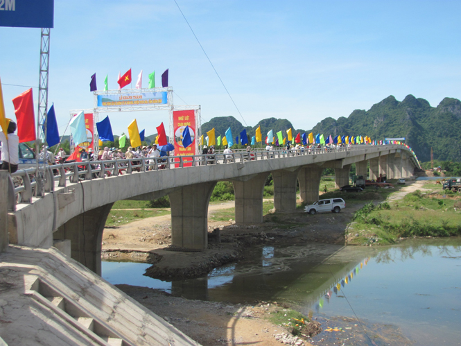 Cầu Văn Hoá được khánh thành vào cuối tháng 8-2013. Ảnh: V.P