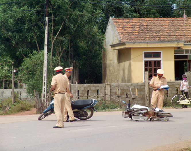 Xử lý vụ tai nạn giao thông đường liên xã.