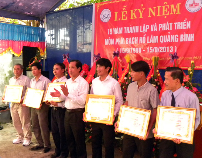 Đại diện lãnh đạo Sở Văn hóa-Thể thao và Du lịch trao bằng khen của Liên đoàn võ thuật cổ truyền Việt Nam cho các tập thể và cá nhân có thành tích xuất sắc đóng góp phát triển võ thuật.