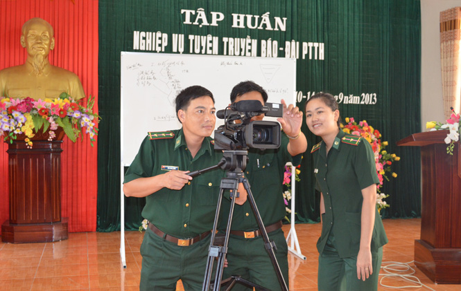 Các học viên đang thực tập lấy hình trên máy camera.