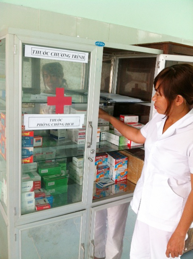 Tủ thuốc phòng chống dịch bệnh cho mùa mưa lũ tại Trạm y tế xã Hồng Thủy (Lệ Thủy) đã được chuẩn bị đầy đủ.