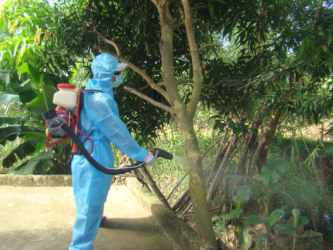Phun hóa chất phòng dịch là công việc luôn được các địa phương quan tâm thực hiện.