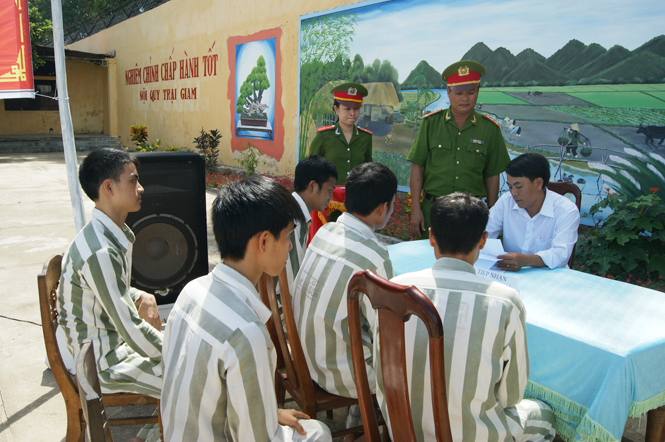 Đại diện lãnh đạo Công ty TNHH Thủy sản Hưng Biển ký hợp đồng tiếp nhận 10 lao động tại buổi lễ đặc xá dịp 2-9 năm nay tại Trại giam Đồng Sơn.