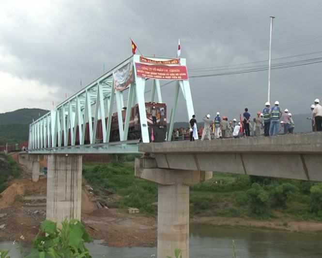 Cầu Đò Vàng hoàn thành và đưa vào sử dụng.