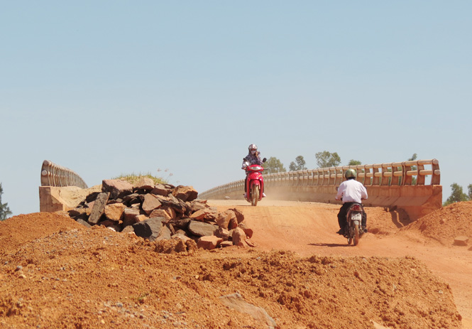 Nguy cơ mất an toàn đang rình rập khi người dân đi qua cầu Trung Quán chưa được xây dựng hoàn thiện.