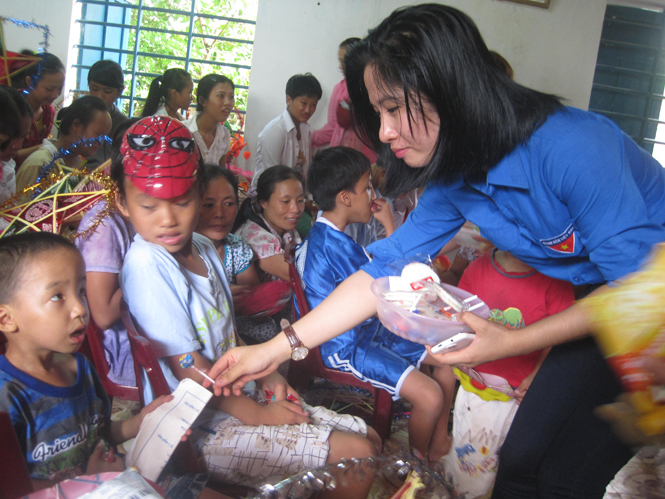 Trao quà cho trẻ khuyết tật.