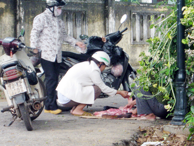 Xuất hiện nhiều điểm buôn bán thực phẩm  dọc các tuyến đường trong thành phố.
