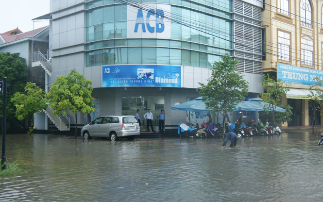 Trụ sở Ngân hàng ACB bị nước cô lập