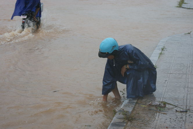 Khai thông cống rãnh để tránh ngập sâu