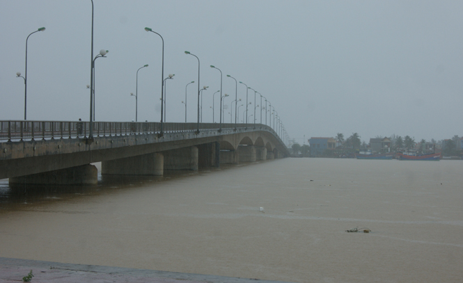 Hiện mực nước trên sông Nhật Lệ đang lên rất nhanh