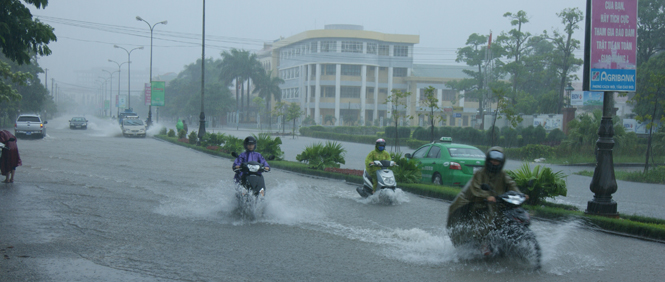 Đường ngập đã khiến cho các phương tiện tham gia giao thông gặp rất nhiều khó khăn