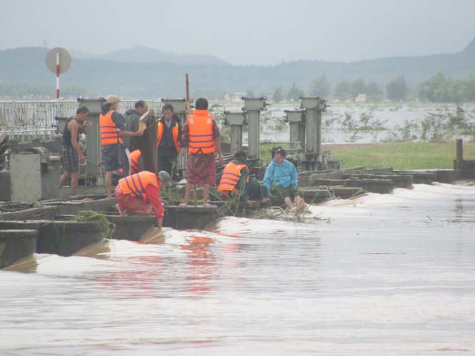 Nước lũ từ nguồn Long Đại đổ mạnh về đập Mỹ Trung.
