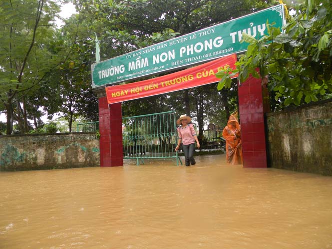 Lũ tràn vào một trường học tại xã Phong Thủy (ảnh chụp ngày 19-9).
