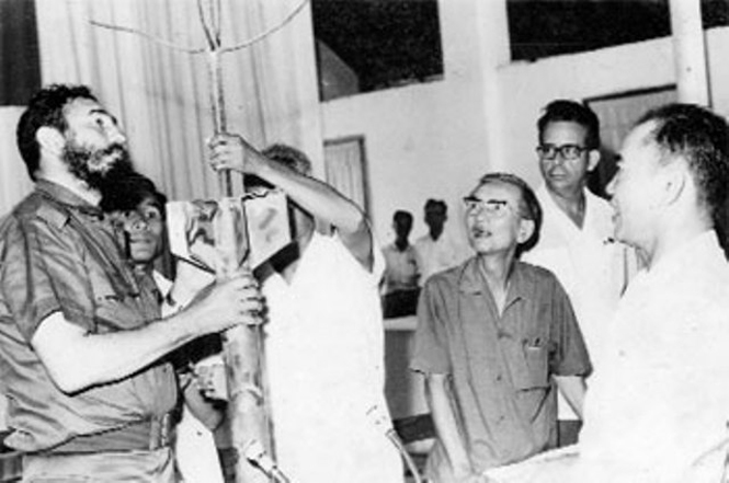 Chủ tịch Phi-đen Cát-xtơ-rô thăm Bảo tàng tổng hợp Quảng Bình (tháng 9-1973).