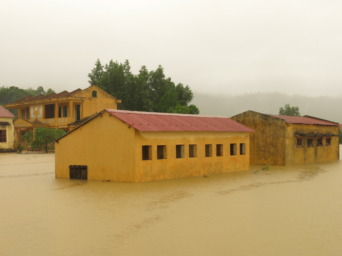 Nhiều ngôi nhà ở xã Tân Hóa bị nước ngập sâu.