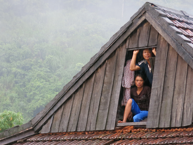Người dân tránh lũ.