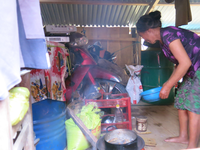 Bà con chuyển tài sản và sinh hoạt trên nhà nổi.