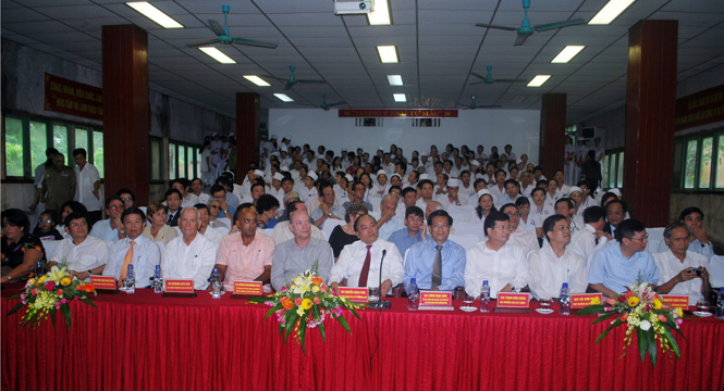 Phó Thủ tướng Nguyễn Xuân Phúc cùng các đại biểu tại lễ kỷ niệm.