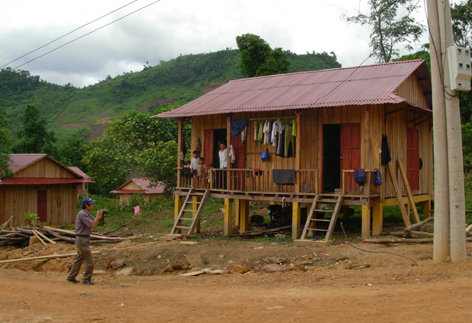 Xây dựng nhà ở cho hộ nghèo vùng dân tộc huyện Bố Trạch.