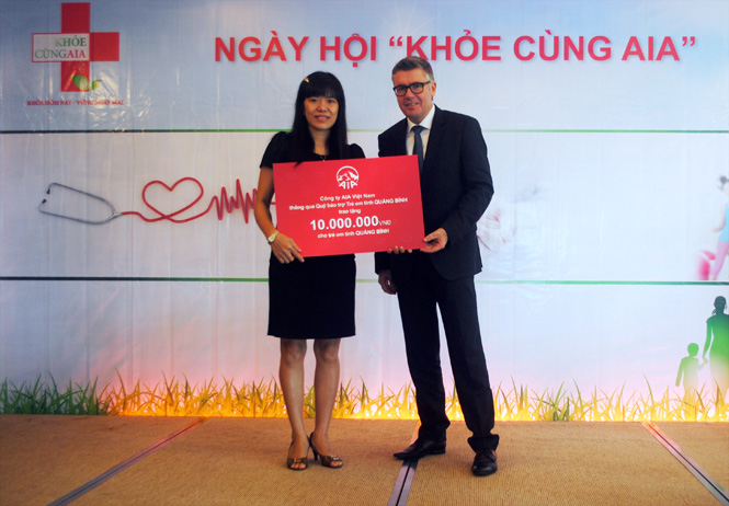 Đại diện AIA Việt Nam tặng quà cho trẻ em nghèo hiểu học thông qua Quỹ Bảo trợ trẻ em tỉnh.