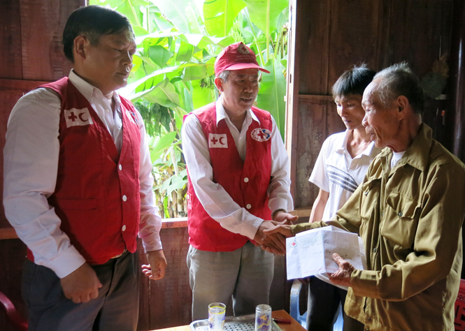 Đại diện Hội Chữ thập đỏ tỉnh thăm và hỗ trợ cho gia đình nạn nhân bị mất tích.