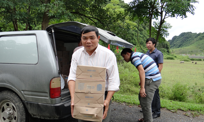 Cấp phát hóa chất xử lý nước cho người dân xã Đức Hóa, huyện Tuyên Hóa.