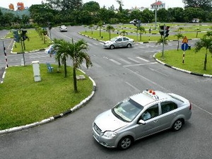 Sát hạch lái xe tại Trung tâm lái xe Ngọc Hà (Từ Liêm, Hà Nội). (Ảnh: Huy Hùng/TTXVN)