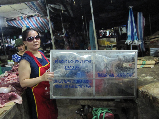 Sử dụng thùng vận chuyển, bảo quản thịt nhằm bảo đảm chất lượng và an toàn thực phẩm.