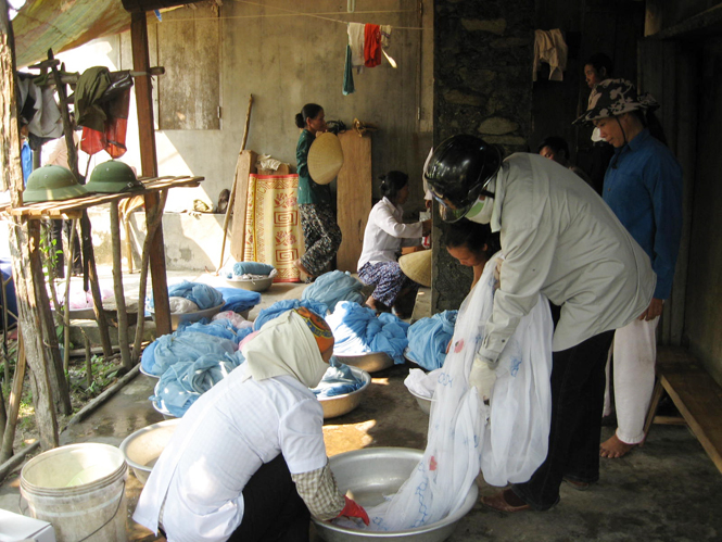 Nhân viên y tế hướng dẫn bà con tẩm màn phòng chống bệnh sốt xuất huyết trước, trong và sau mùa bão lụt.