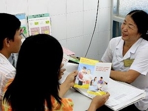 Cán bộ y tế tư vấn cho người nhiễm HIV. (Ảnh: Dương Ngọc/TTXVN)