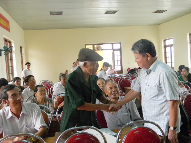 Đồng chí Hà Hùng Cường, Ủy viên Trung ương Đảng, Bộ trưởng Bộ Tư pháp trao đổi với cử tri huyện Quảng Ninh.