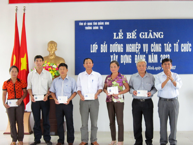 Đại diện Trường Chính trị tỉnh trao giấy chứng nhận tốt nghiệp khóa học cho các học viên.