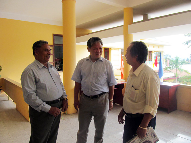 Đồng chí Hà Hùng Cường trao đổi với cử tri xã Bảo Ninh.