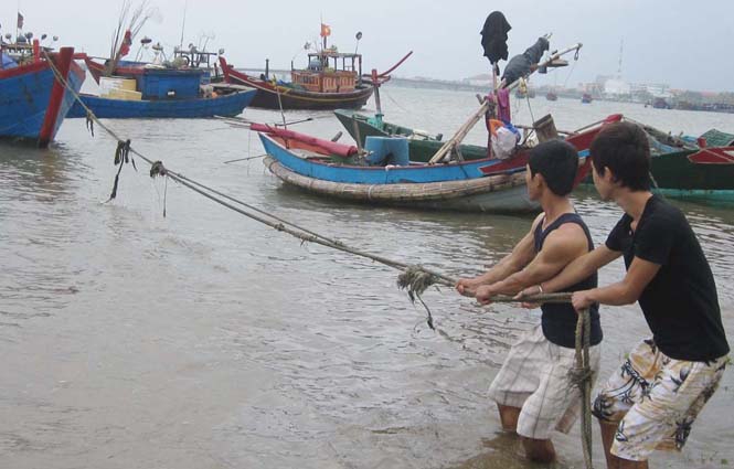 Người dân neo giằng tàu thuyền tránh bão.