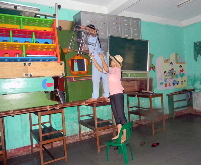 Các trường học trên địa bàn huyện Lệ Thủy di chuyển đồ đạc lên chổ cao, đề phòng bão lũ gây hư hỏng.  
